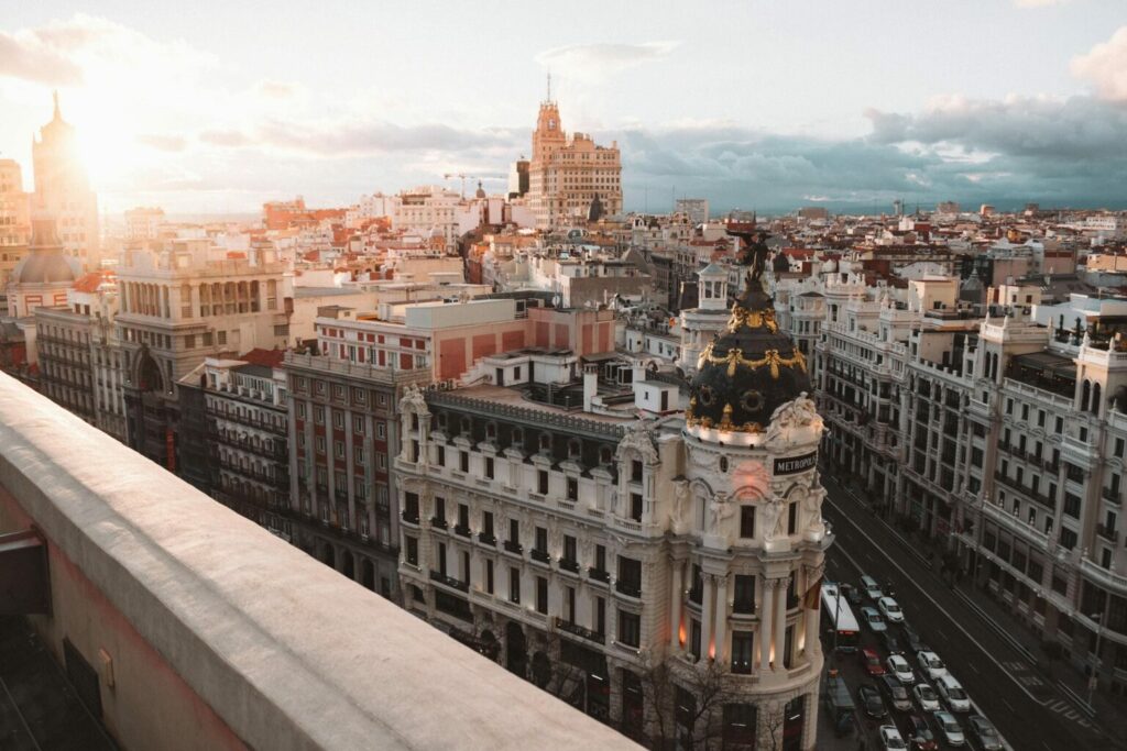 Vue panoramique de Madrid au coucher du soleil, illustrant l'énergie et les opportunités de la capitale espagnole, idéale pour s'installer en Espagne après son diplôme