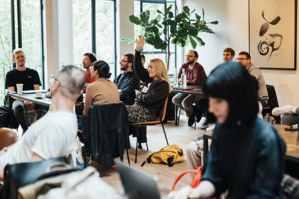 Des participants assis devant une conférence, représentant un événement international axé sur la mobilité professionnelle et les opportunités d'emploi.